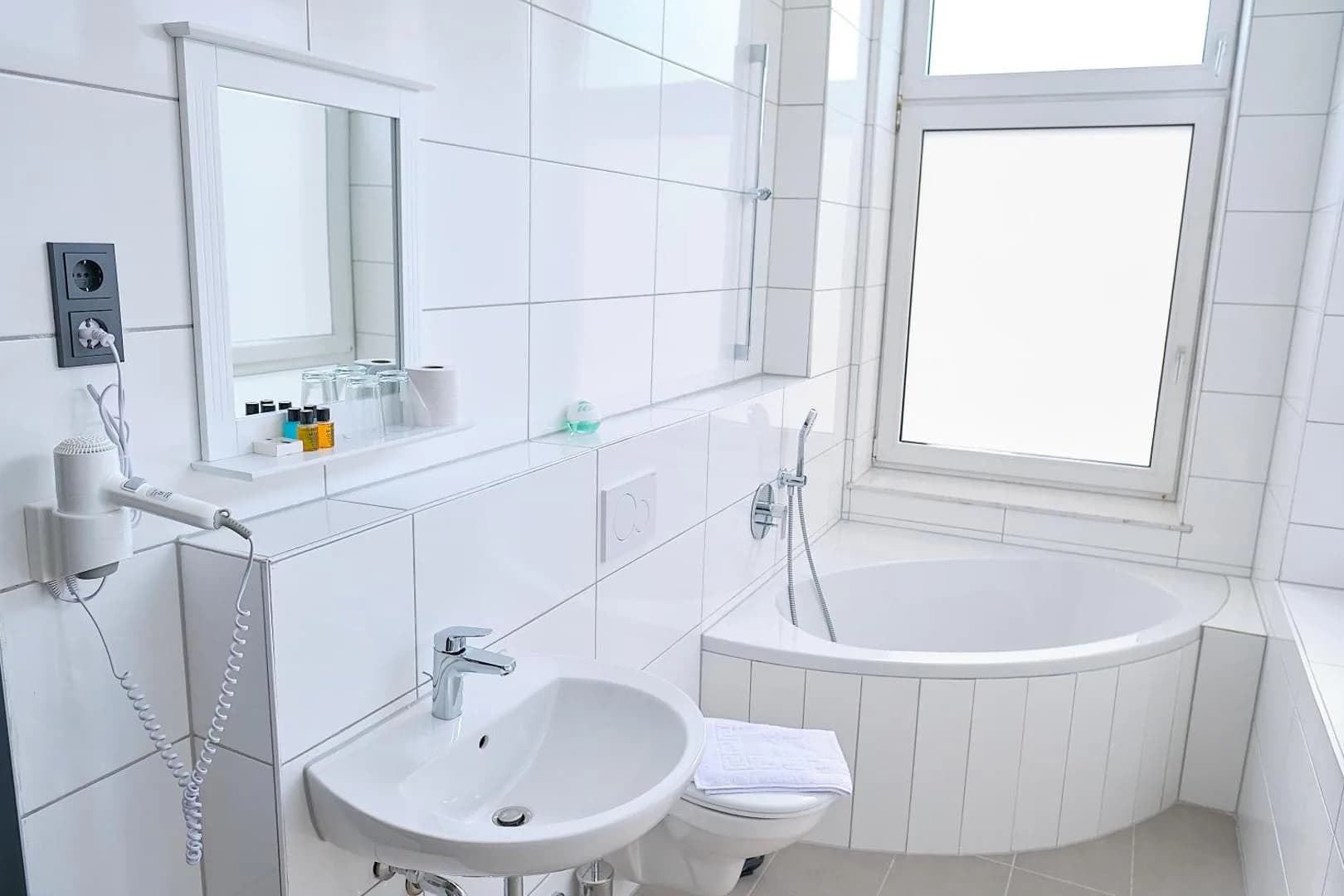 Bathroom with corner bathtub in the deluxe double room