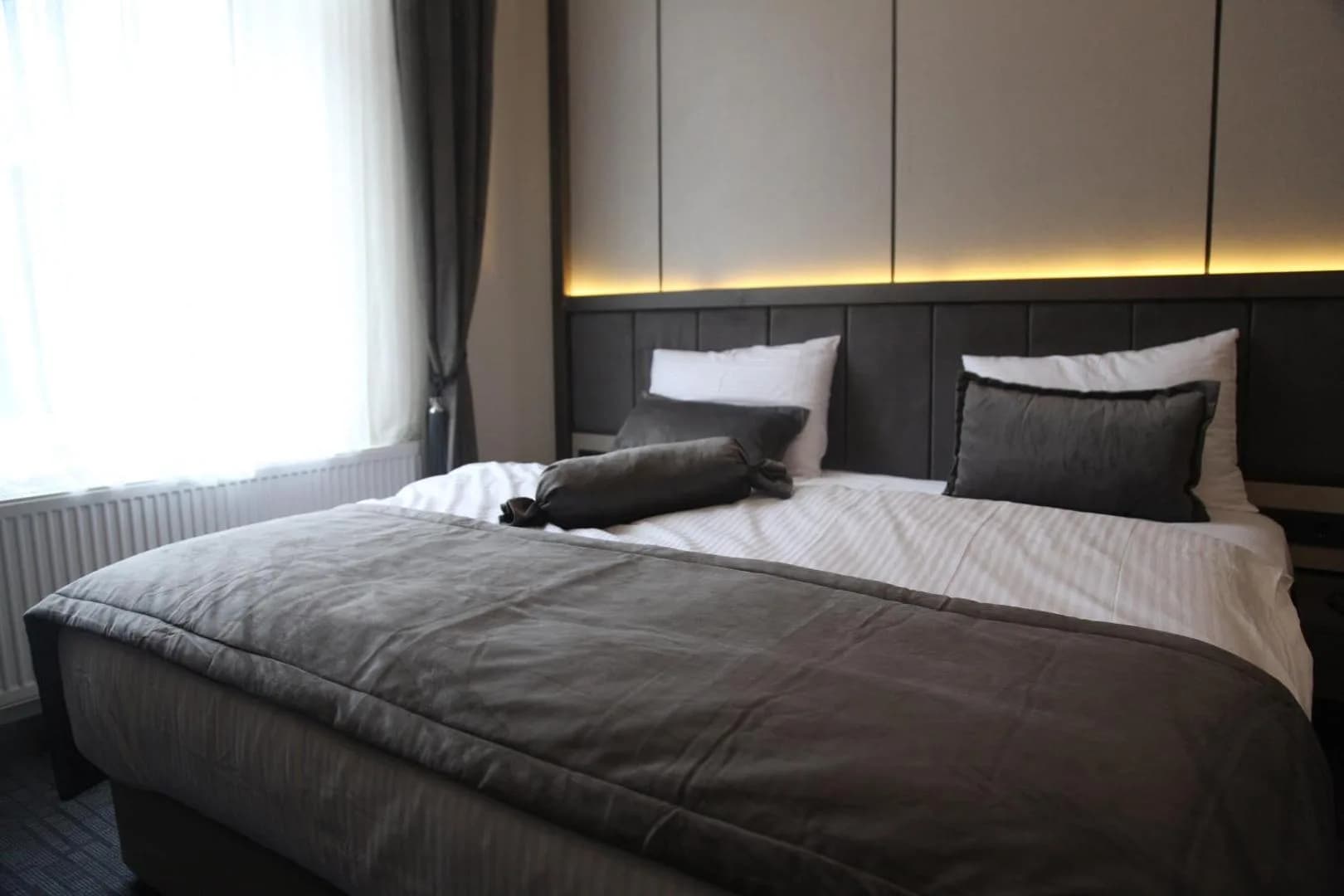 Deluxe double room with king-size bed