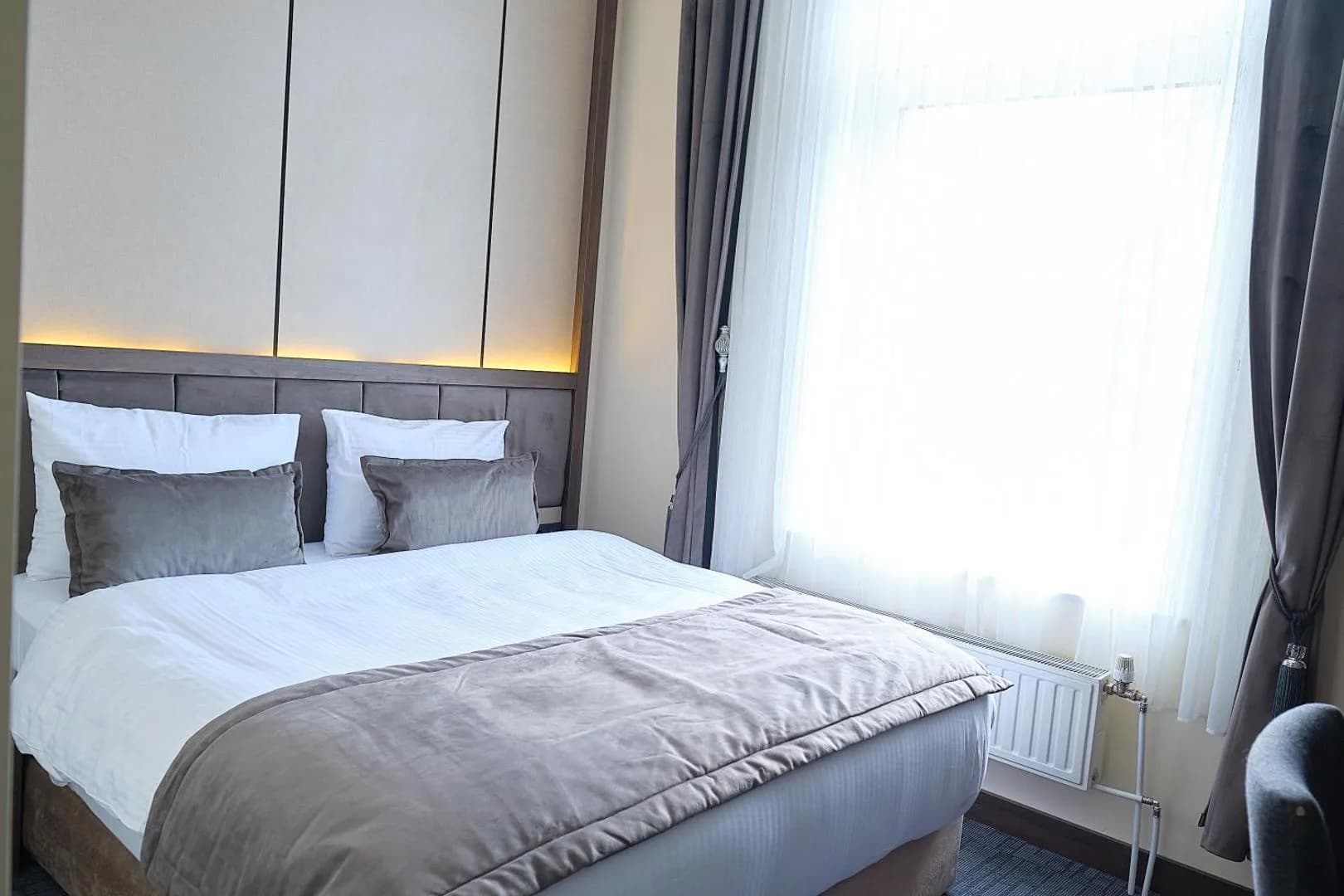 Doppelzimmer (1. OG) mit Doppelbett am Fenster