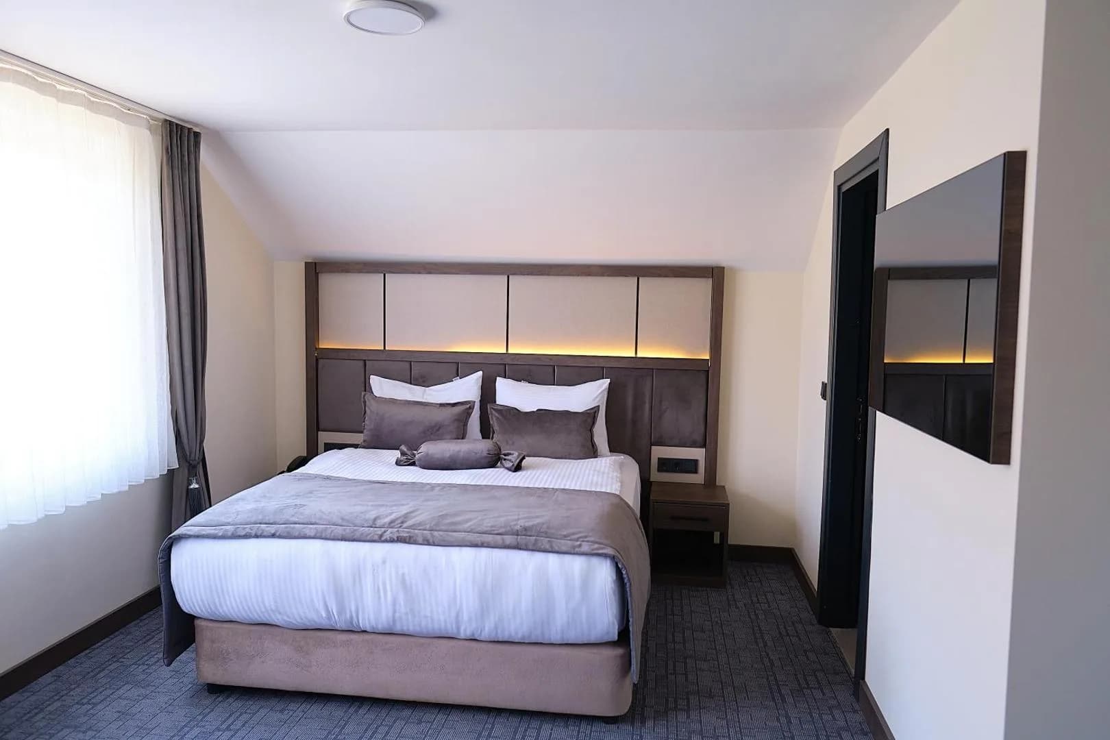 Familienzimmer (403) – Doppelbett unter dem Dach