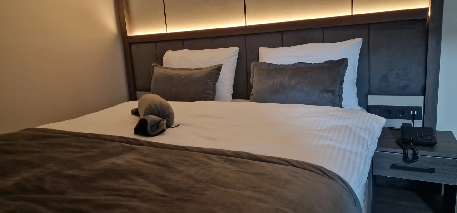 Modern eingerichtetes Doppelzimmer im Hotel Münden mit indirekter Beleuchtung am Kopfende.