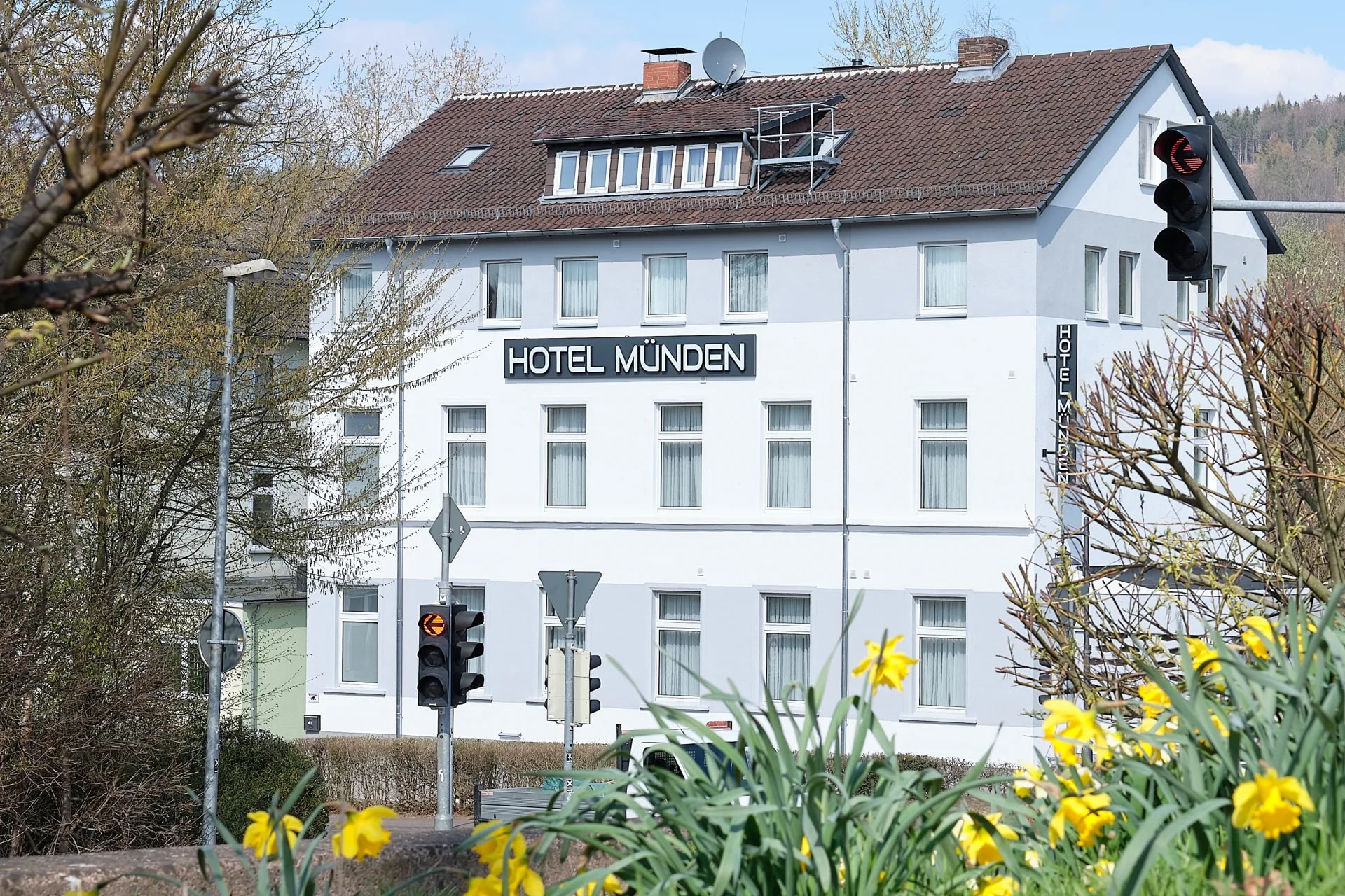 Hotel Münden im Frühling mit blühenden Narzissen