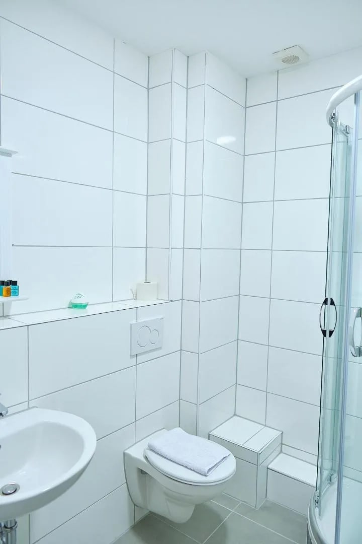 Bad mit Dusche und WC