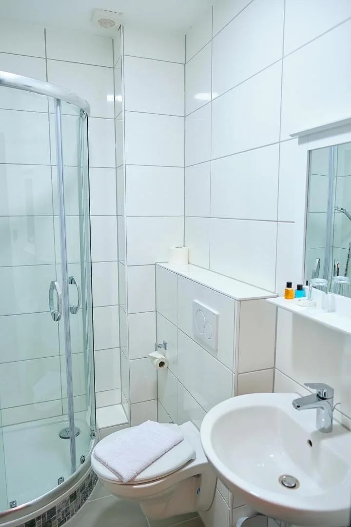 Bad mit ebenerdiger Dusche und WC