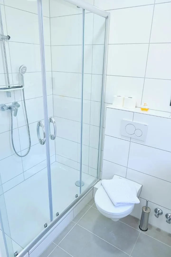 Bad mit Dusche und WC