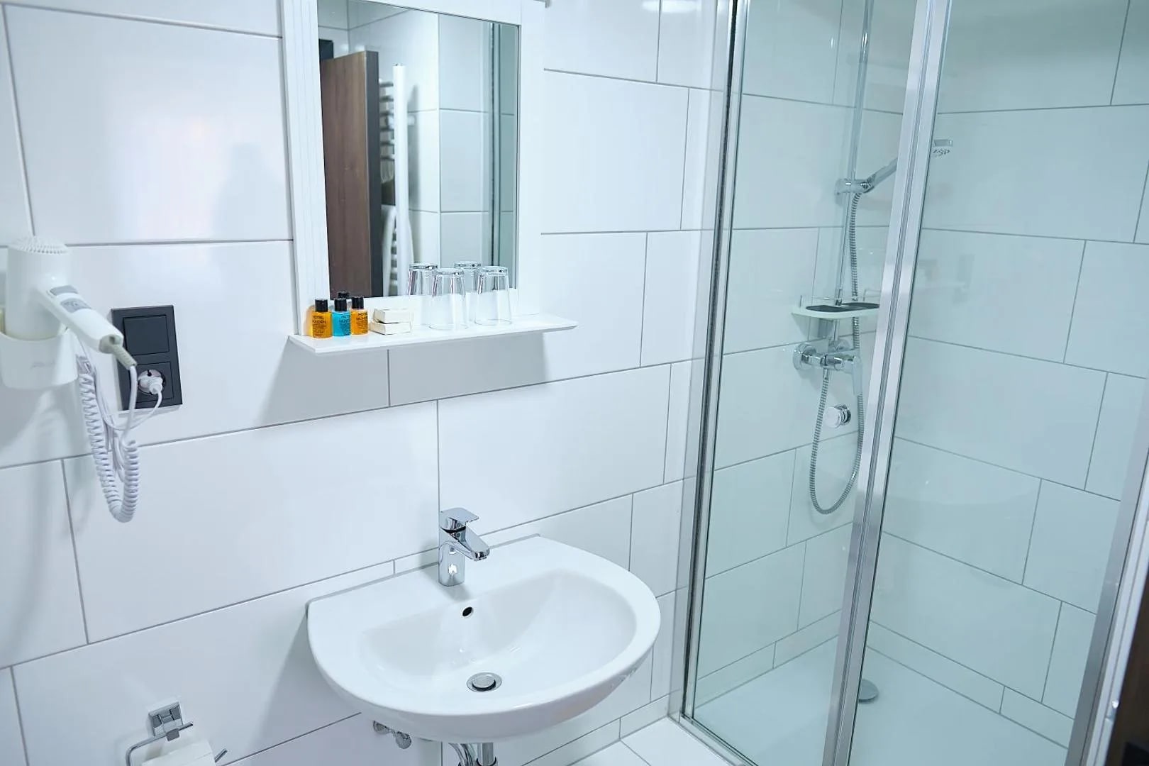 Bad mit Dusche und WC