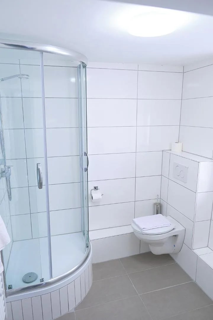 Bad mit Dusche und WC
