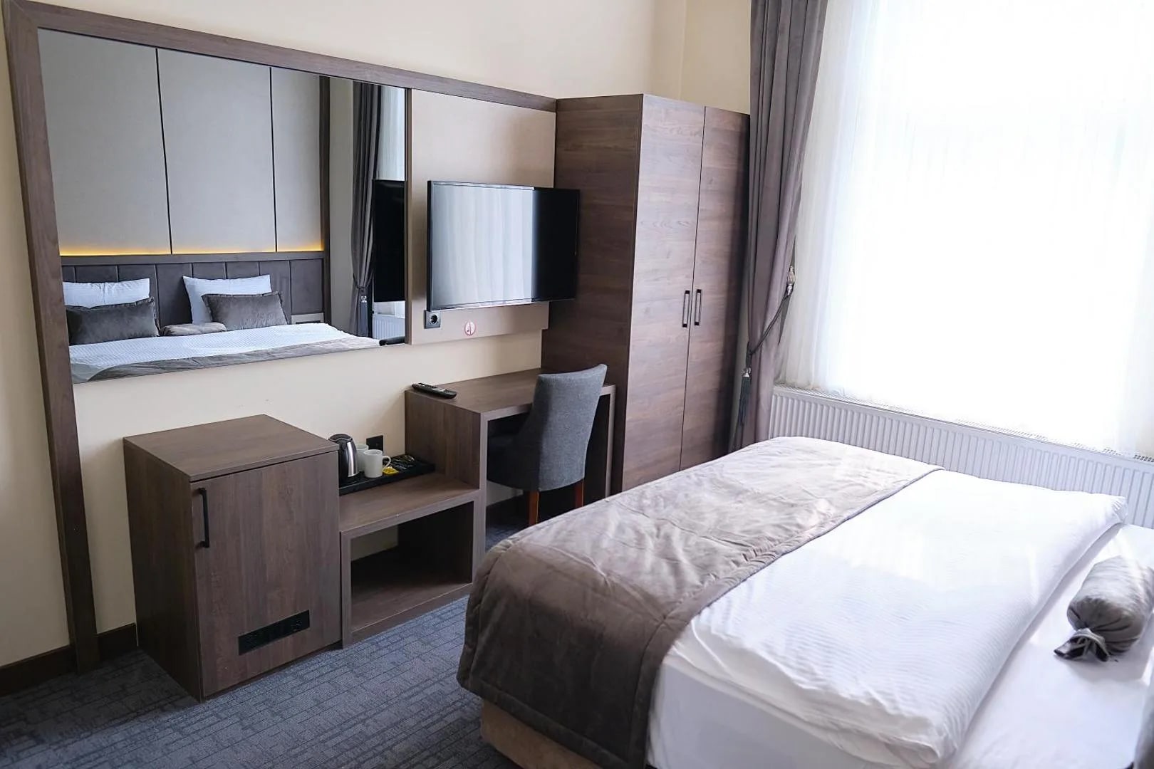 Deluxe-Doppelzimmer mit Schreibtisch und Flat-TV