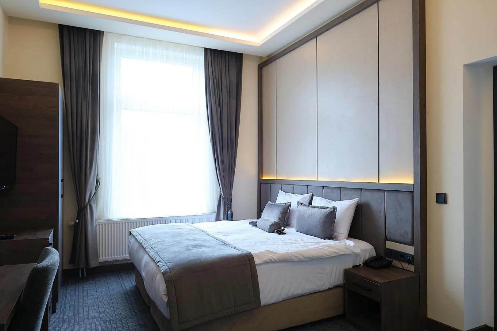 Deluxe-Doppelzimmer (201) mit großem Doppelbett am Fenster