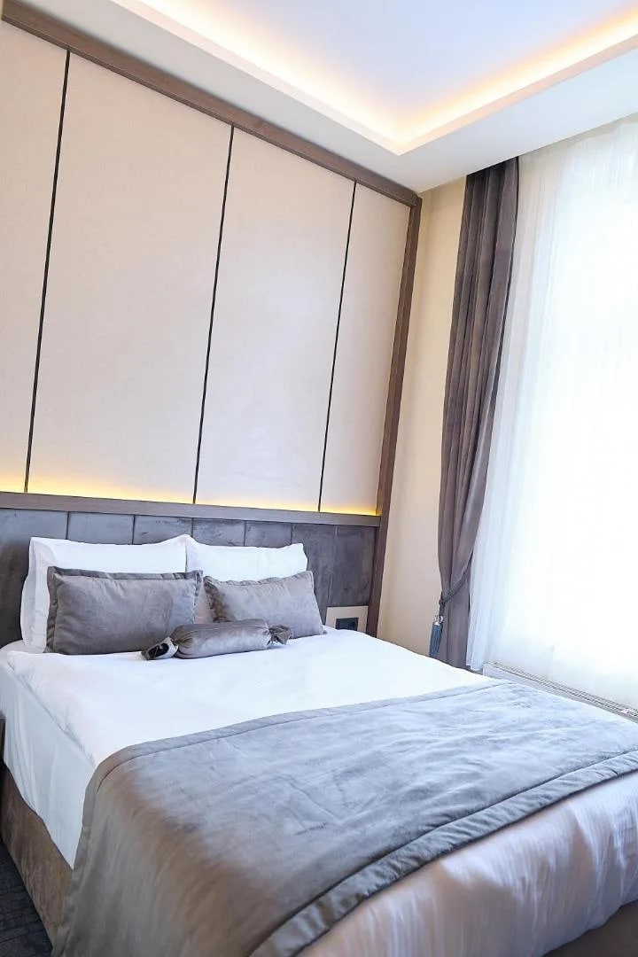Doppelzimmer (2. OG) mit indirekt beleuchtetem Kopfteil