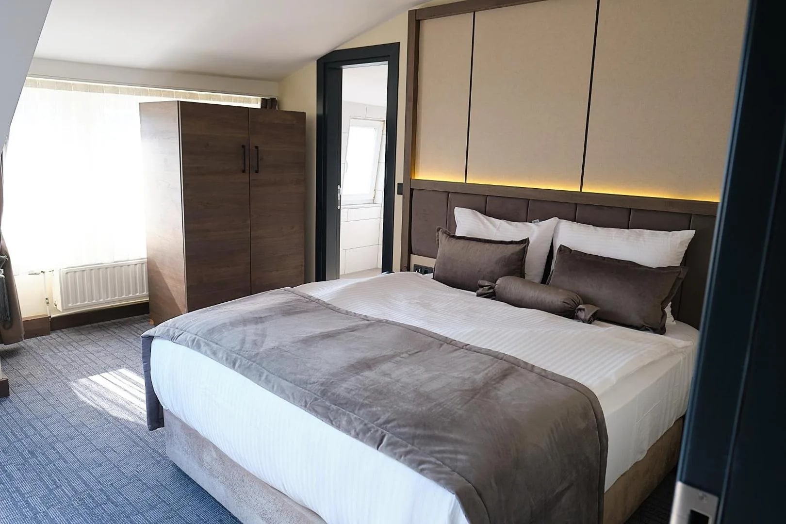 Doppelzimmer im Dachgeschoss mit Kleiderschrank