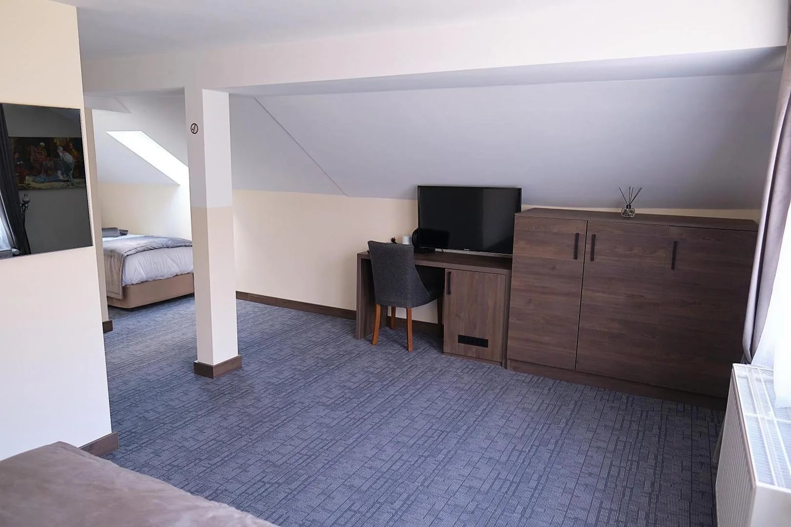 Familienzimmer (403) – Raumblick mit Schreibtisch und Flat-TV