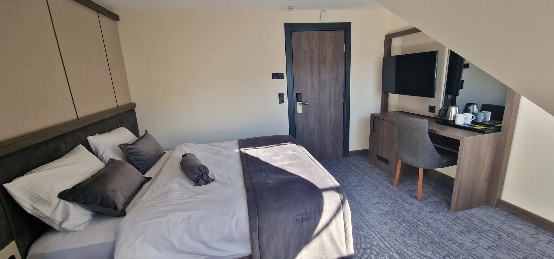 Doppelzimmer mit Flat-TV, Schreibtisch und Kaffeestation