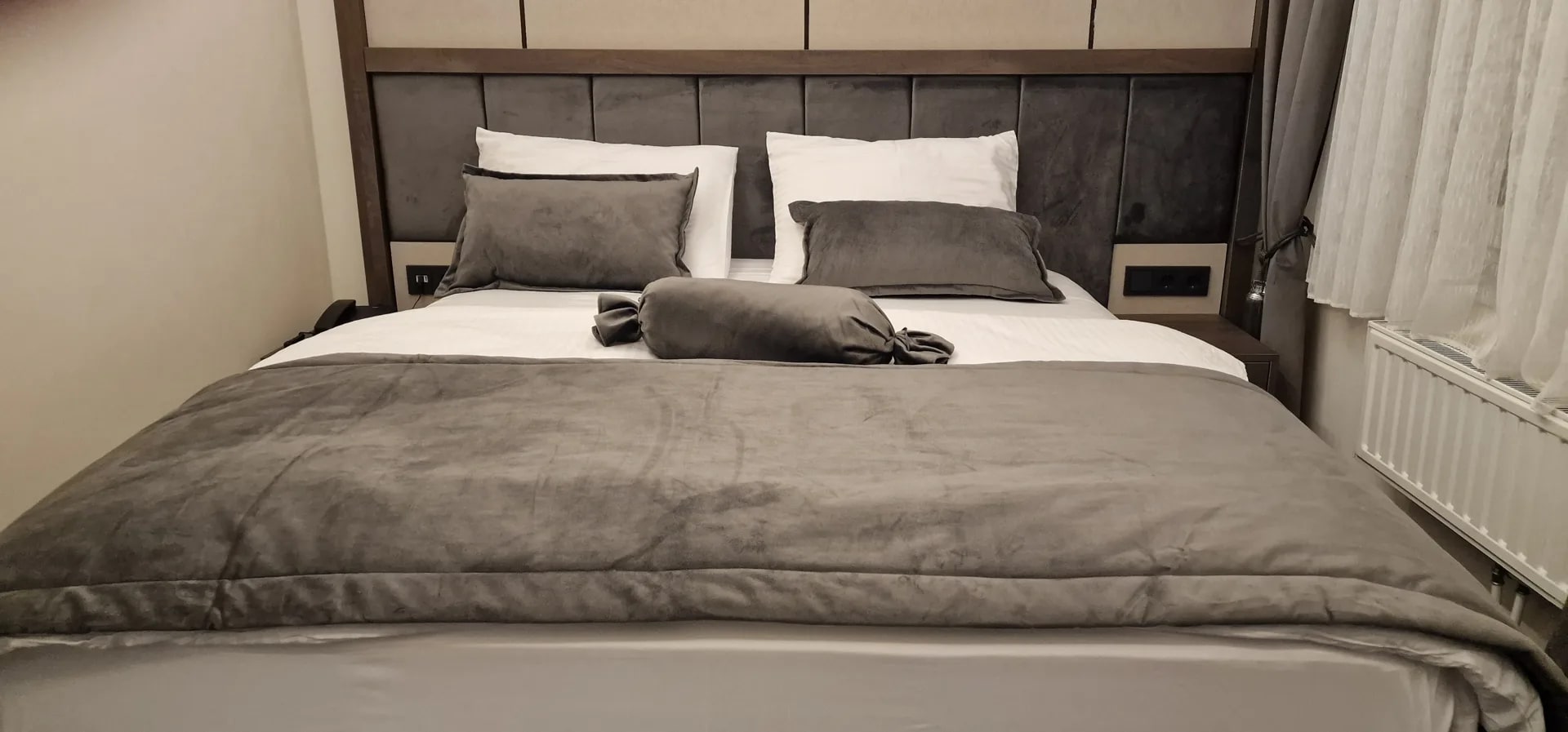 Doppelzimmer mit breitem Doppelbett